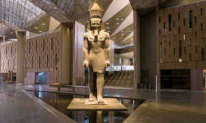 يستعد المتحف المصري الكبير لكتابة فصل جديد في تاريخ الحضارة المصرية، السبت الأول من نوفمبر (تشرين الثاني/ نونبر) 2025، حيث تفتح مصر العظيمة ذراعيها لتستقبل زوارها من قادة وزعماء العالم وكوكبة من كبار الضيوف لافتتاح هذا الصرحُ الحضاري والثقافي المُتكامل