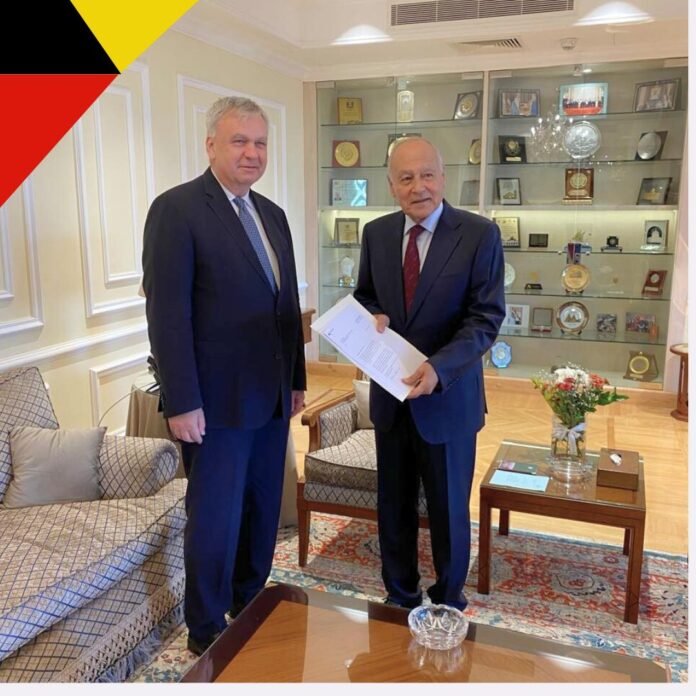 التقى يورجن شولتس، سفير جمهورية ألمانيا بالقاهرة، اليوم الأربعاء، بالأمين العام لجامعة الدول العربية أحمد أبو الغيط، حيث قدّم أوراق اعتماده كممثل دائم لجمهورية ألمانيا الاتحادية لدى جامعة الدول العربية.