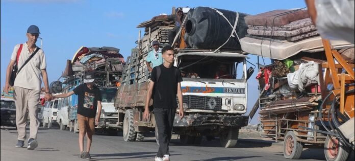 تواصل مئات العائلات الفلسطينية الفرار من شمال قطاع غزة، وسط ظروف إنسانية بالغة التعقيد، في خضم نقص وسائل النقل