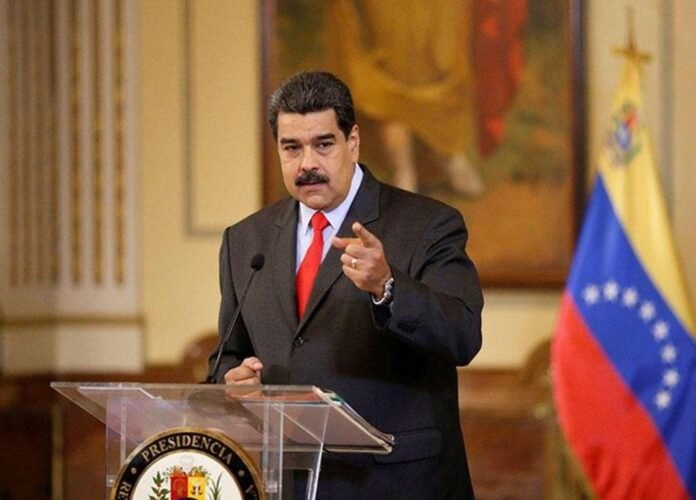 أعلن الرئيس الفنزويلي، نيكولاس مادورو، اليوم الإثنين، أن جماعة إرهابية محلية خططت لزرع عبوة ناسفة بالسفارة الأمريكية في كراكاس، في تطور يأتي بالتزامن مع نشر الولايات المتحدة سفنًا حربية في منطقة البحر الكاريبي لمكافحة المخدرات.