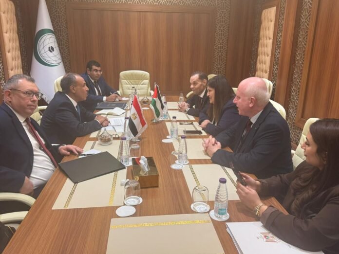 أكد الدكتور بدر عبد العاطي وزير الخارجية والهجرة وشئون المصريين بالخارج على أهمية الانتقال لتنفيذ المرحلة الثانية من خطة الرئيس الأمريكي دونالد ترامب، مشيرًا إلى الطبيعة الانتقالية والمؤقتة لمكونات المرحلة الانتقالية التي أفرزها قرار مجلس الأمن رقم 2803، بما في ذلك اللجنة الإدارية الفلسطينية، وقوة الاستقرار الدولية.