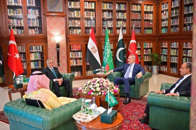 في تطور لافت على صعيد الحراك الدبلوماسي الإقليمي، استضافت العاصمة الباكستانية إسلام آباد، أمس الأحد، 29 مارس/ آذار 2026، اجتماعًا رباعيًا ضم وزراء خارجية مصر والسعودية وتركيا وباكستان، في محاولة منسقة لاحتواء تداعيات الحرب الدائرة بين الولايات المتحدة وإسرائيل من جهة وإيران من جهة أخرى، وسط مخاوف متزايدة من اتساع رقعة الصراع في الشرق الأوسط.