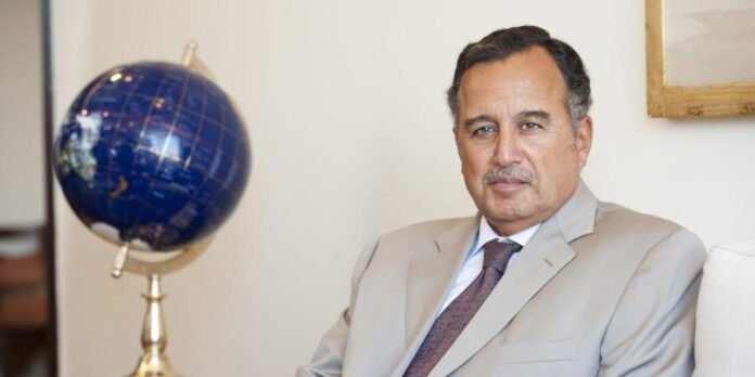 في لحظة إقليمية شديدة التعقيد، يأتي اختيار وزير الخارجية المصري الأسبق، نبيل فهمي، أمينًا عامًا لجامعة الدول العربية، ليعكس تحوّلًا مهمًا في مقاربة الدول العربية لإدارة أزماتها، حيث يتجه النظام العربي نحو الاعتماد على خبرات دبلوماسية تقليدية ذات عمق مؤسسي وخبرة تفاوضية طويلة. وذكرت صحيفة «الشرق الأوسط» اللندنية أن التحركات المصرية لدعم ترشيح فهمي جاءت عبر اتصالات مبكرة مع الدول العربية، في إطار سعي واضح لبناء توافق إقليمي واسع حول شخصية قادرة على إدارة المرحلة المقبلة.