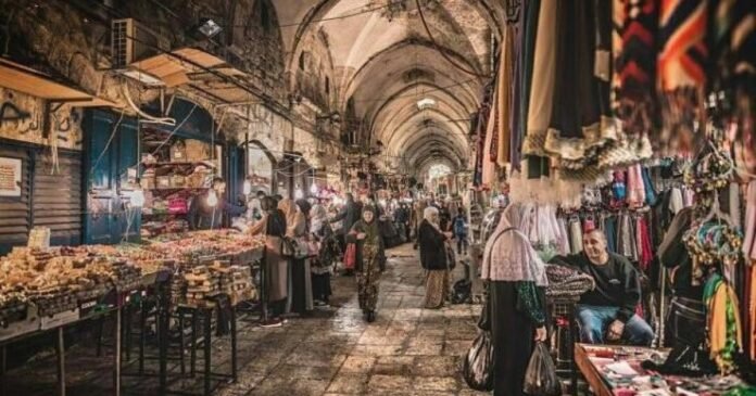 منذ نحو 12 يومًا، تتصاعد أزمة اقتصادية جديدة في الأراضي الفلسطينية، بعد أن منعت السلطات الإسرائيلية شركات المواد الغذائية الفلسطينية في الضفة الغربية من إدخال منتجاتها إلى مدينة القدس المحتلة. ووفق ما أعلنته وزارة الاقتصاد الوطني الفلسطينية، فإن القرار ألحق خسائر فورية بعشرات الشركات، خاصة تلك التي تعتمد على سوق القدس كوجهة رئيسية لتصريف منتجاتها.