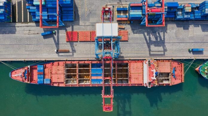 تمثل منطقة التجارة الحرة القارية الأفريقية، المعروفة اختصارًا بـ ZLECAF أو AfCFTA، واحدة من أضخم المبادرات الاقتصادية في القرن الحادي والعشرين، إذ تهدف إلى إنشاء سوق موحدة تضم أكثر من 1.3 مليار نسمة بإجمالي ناتج محلي يتجاوز 3 تريليونات دولار. وبحسب تقارير الاتحاد الأفريقي، فإن الاتفاقية دخلت حيز التنفيذ رسميًا في عام 2021 بعد سنوات من المفاوضات، لتصبح أكبر منطقة تجارة حرة من حيث عدد الدول المشاركة منذ إنشاء منظمة التجارة العالمية.