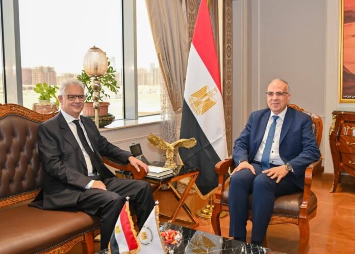 التقى الدكتور هاني سويلم، وزير الموارد المائية والري المصري، بالسيد نزار بركة، وزير التجهيز والمياه بالمملكة المغربية، لبحث سبل تعزيز العلاقات الثنائية بين البلدين الشقيقين في مجال إدارة الموارد المائية.