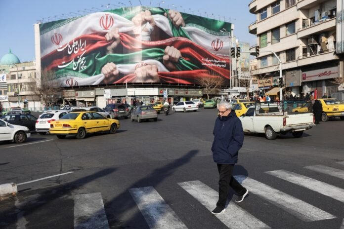 تشهد إيران حالة من الضغوط الاقتصادية المتزايدة، حيث أكدت تقارير صندوق النقد الدولي أن الاقتصاد الإيراني لا يزال يعاني من معدلات تضخم مرتفعة وتباطؤ في النمو، مدفوعًا باستمرار العقوبات الغربية وتراجع الاستثمارات الأجنبية. وذكرت وكالة رويترز في تقارير حديثة أن التضخم في إيران بقي عند مستويات مرتفعة تؤثر بشكل مباشر على القدرة الشرائية للمواطنين، خصوصًا في السلع الأساسية مثل الغذاء والطاقة.