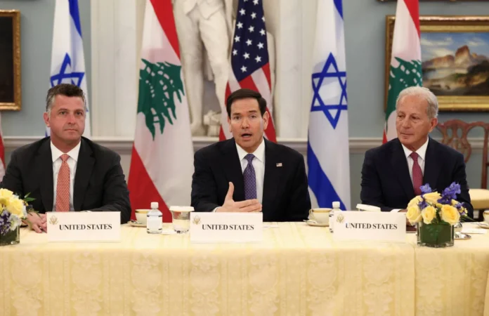 دخلت المفاوضات اللبنانية الإسرائيلية الجارية في الولايات المتحدة مرحلة شديدة الحساسية، مع تصاعد الحديث عن إمكانية الانتقال من مجرد وقف مؤقت لإطلاق النار إلى تفاهمات أوسع تتعلق بالحدود البرية والأسرى ومستقبل الوضع الأمني في جنوب لبنان، وسط رعاية أمريكية مباشرة وضغوط دولية متزايدة لمنع عودة الحرب على نطاق واسع.