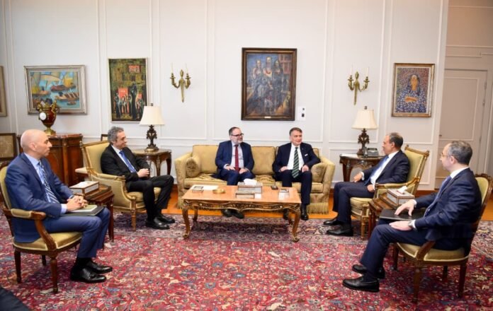 كريستيان ساوندرز، القائم بأعمال المفوض العام للأونروا (الثالث من اليمين)، و رولاند فريدريش، القائم بأعمال الرئيس مكتب تمثيل الأونروا في القاهرة (الرابع من اليمين)، يلتقيان مع وزير الخارجية المصري، معالي الدكتور بدر عبد العاطي (الثاني من اليمين)، خلال أول زيارة رسمية له إلى مصر. © صورة من وزارة الخارجية المصرية، حزيران/يونيو ٢٠٢٦