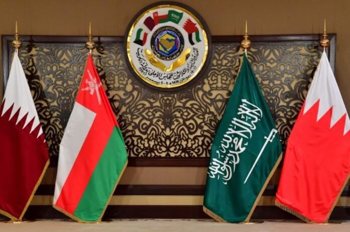 تقرير تحليلي معمق يتناول مخاوف دول الخليج من التفاهمات الأمريكية الإيرانية، وانعكاساتها على أمن الخليج والتوازنات الإقليمية، في ضوء الرؤية المصرية للأمن الإقليمي وتحليلات مراكز الدراسات الاستراتيجية.