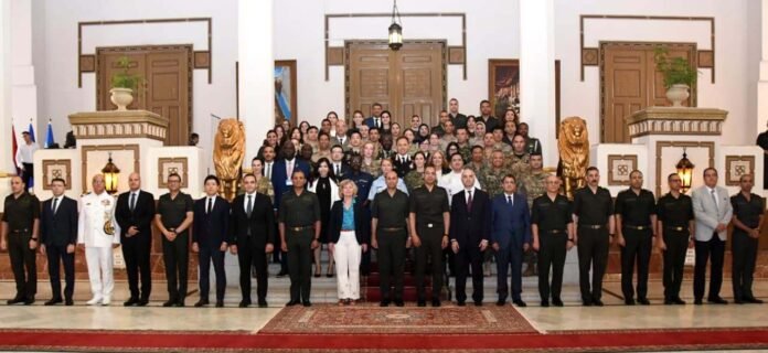 في إطار توجيهات القيادة السياسية، وحرص القيادة العامة للقوات المسلحة على تعزيز الدور الريادي لجمهورية مصر العربية في دعم السلم والأمن الدوليين، والتدريب والتأهيل وبناء القدرات في مجال عمليات الأمم المتحدة للسلام، اختتم جهاز الاتصال بالمنظمات الدولية التابع لهيئة الاستخبارات العسكرية المصرية، فعاليات الدورة التدريبية الدولية الثانية لحماية المدنيين بمهام الأمم المتحدة والقانون الدولي للهجرة ، والتي عُقدت بالتعاون مع المنظمة الدولية للهجرة (IOM) التابعة للأمم المتحدة، وبدعم من الاتحاد الأوروبي.
