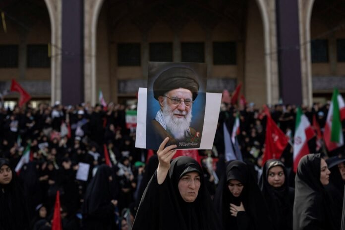 تحليل سياسي معمق يرصد الدلالات الاستراتيجية لمراسم تشييع المرشد الإيراني السابق علي خامنئي، ويقارن بين طريقة تناول الإعلام الإيراني والدولي والعربي للحدث، مع قراءة لرسائل السلطة، ومستقبل النظام الإيراني، وانعكاسات المرحلة الجديدة على توازنات الشرق الأوسط.