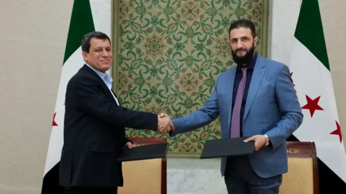 إعلان مظلوم عبدي حل قوات سوريا الديمقراطية كقوة عسكرية مستقلة يفتح مرحلة جديدة في سوريا، وسط تساؤلات حول الاندماج وحقوق الأكراد ومستقبل شمال شرق البلاد.