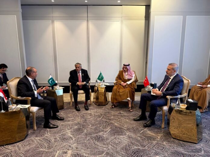 تحليل سياسي معمق يقرأ دلالات اجتماع الرباعية في عمّان بين مصر والسعودية وتركيا وباكستان، وانعكاساته على أمن مضيق هرمز، والعلاقات الأميركية الإيرانية، ومستقبل القضية الفلسطينية وترتيبات الأمن الإقليمي.