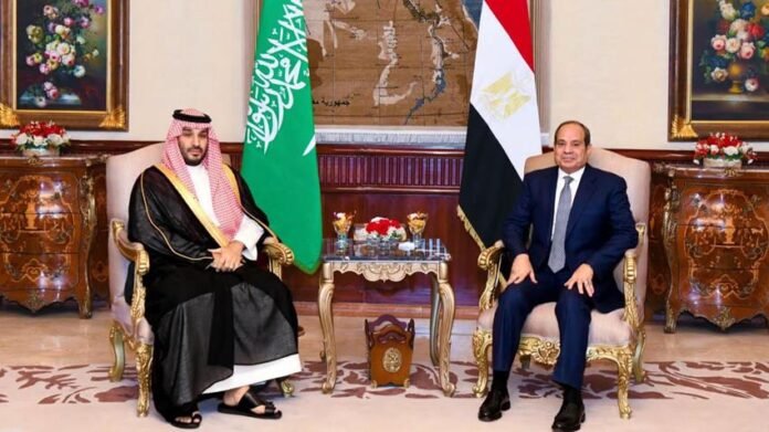 لقاء السيسي ومحمد بن سلمان في القاهرة يفتح ملفات أمن الخليج والملاحة وغزة والسودان واليمن، ويبحث تعزيز التجارة والاستثمارات بين مصر والسعودية.